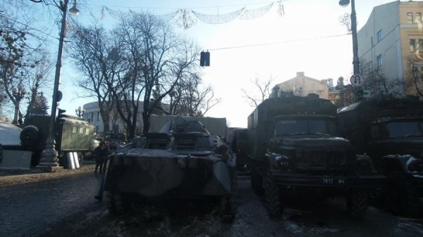 «Зворотній бік» Грушевського: військова техніка і міліція. ФОТО