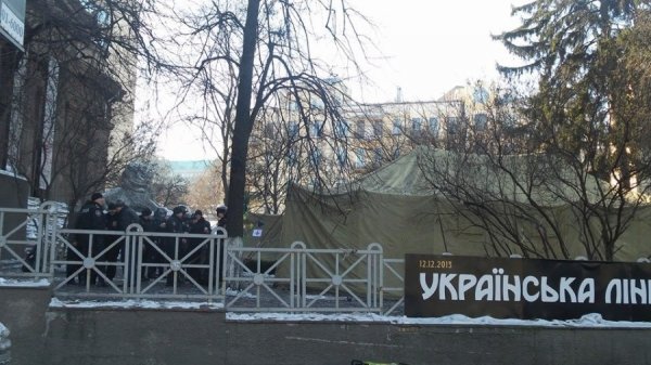 «Зворотній бік» Грушевського: військова техніка і міліція. ФОТО