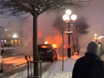 У центрі Луцька загорівся автомобіль. ВІДЕО
