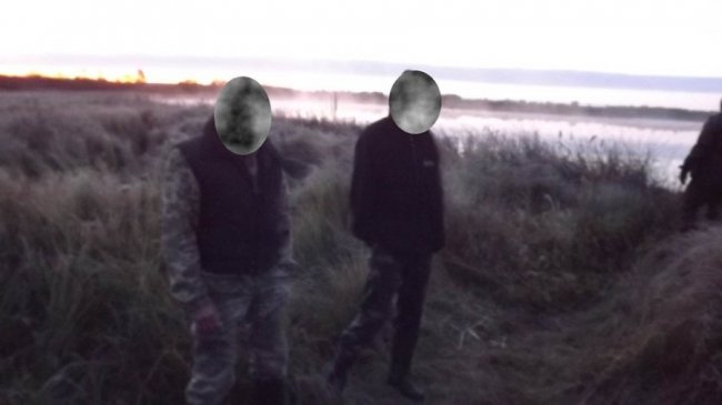 Затримали двох волинян, які ловили рибу з човна сітками