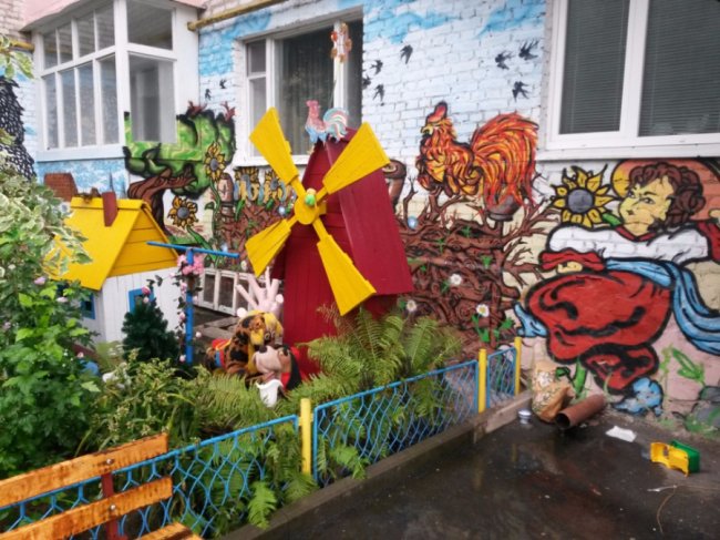 У Луцьку розмалювали двір казковими героями