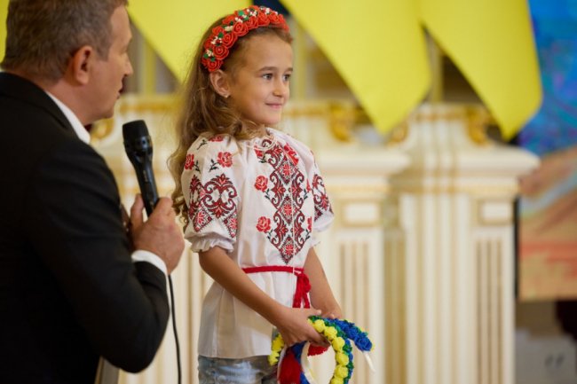 Президент нагородив доньку загиблого воїна волинської бригади 