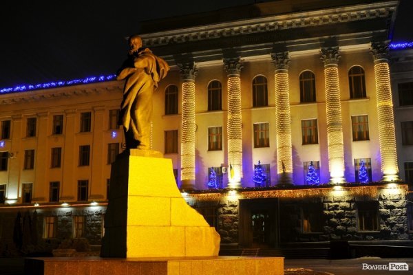 Нічна краса в Луцьку: головний корпус СНУ