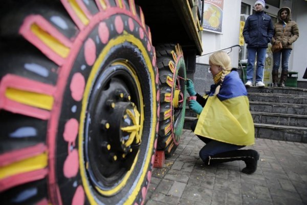 Дівчата в Києві розмалювали машини ВВшників квіточками. ФОТО