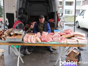 Від м’яса і «молочки» до лікарських трав: що і за скільки продають на фермерському ярмарку у Луцьку