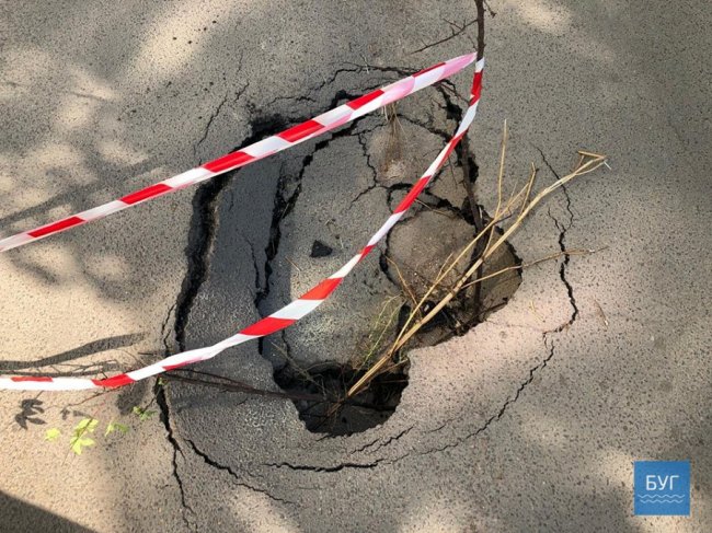 У місті на Волині – небезпечна діра посеред дороги. ФОТО