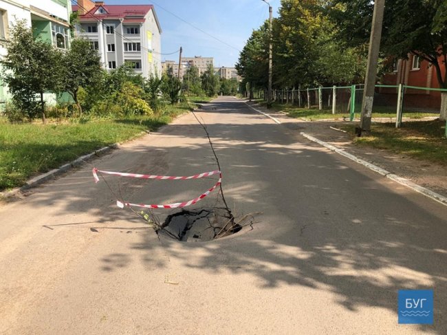 У місті на Волині – небезпечна діра посеред дороги. ФОТО