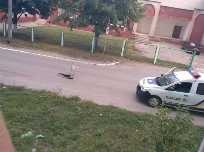 У місті на Волині – небезпечна діра посеред дороги. ФОТО