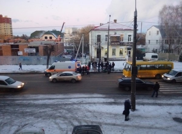 У Луцьку під колесами авто опинилася 19-річна дівчина