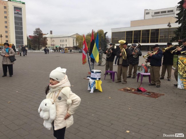 У центрі Луцька збирають кошти на відбудову військового госпіталю