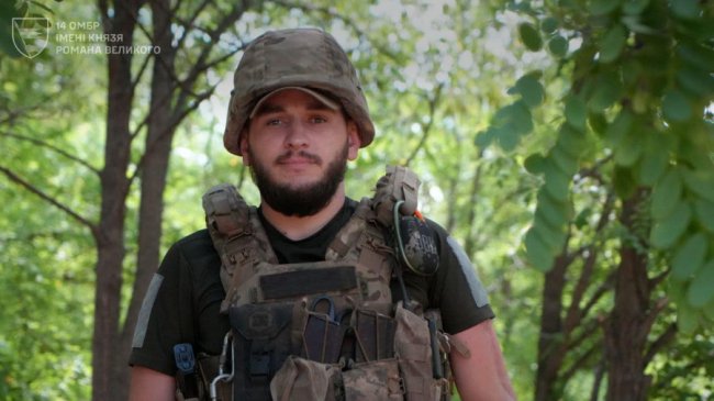 Воїн волинської бригади з передової читає своєму сину гуморески. ФОТО