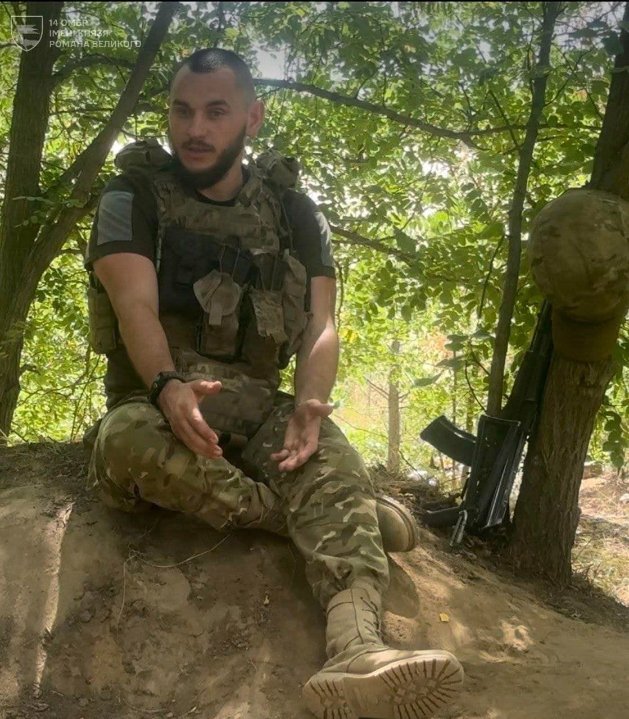 Воїн волинської бригади з передової читає своєму сину гуморески. ФОТО