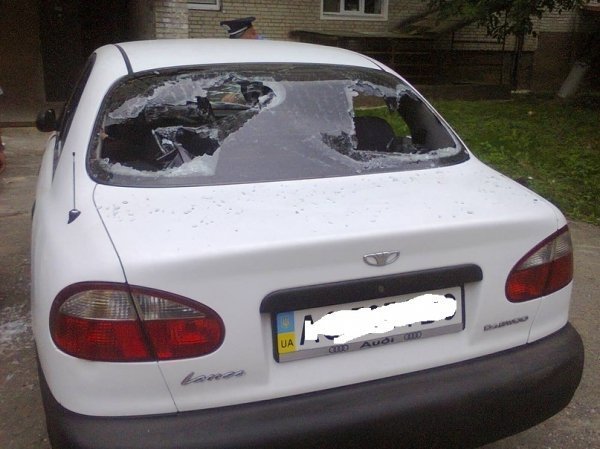 У луцькому дворі розтрощили автомобіль. ФОТО
