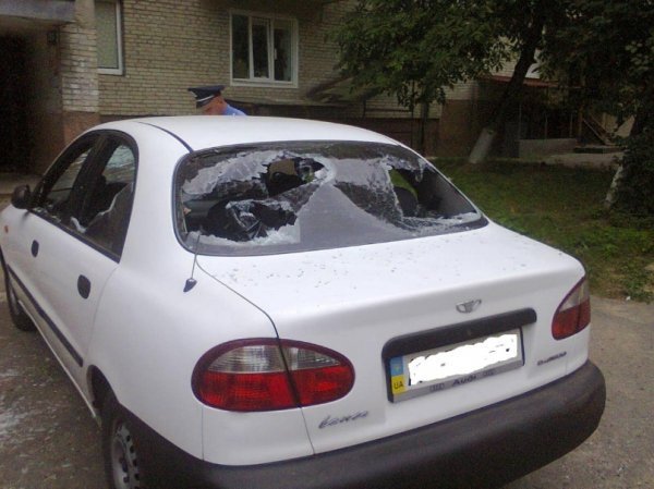 У луцькому дворі розтрощили автомобіль. ФОТО