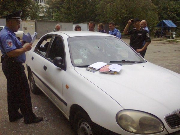 У луцькому дворі розтрощили автомобіль. ФОТО