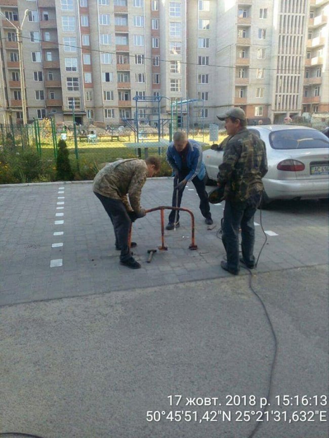 У Луцьку муніципали знесли обмежувачі руху. ФОТО