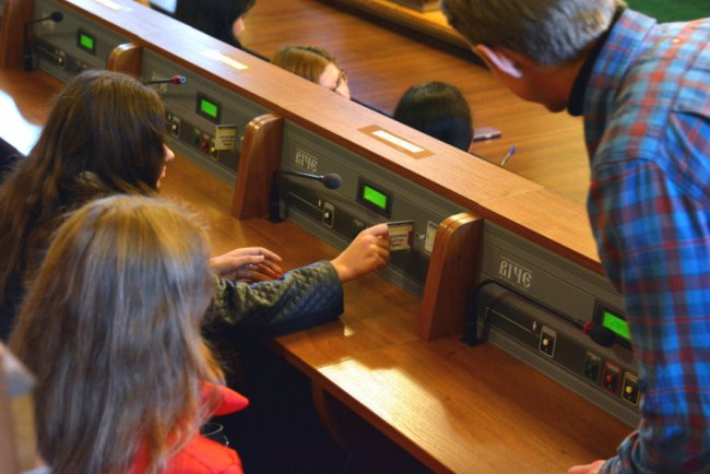 Луцькі студенти спробували себе в ролі депутатів Волиньради. ФОТО