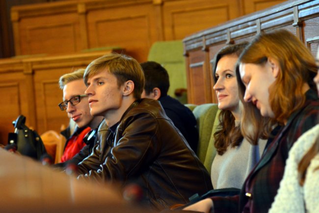 Луцькі студенти спробували себе в ролі депутатів Волиньради. ФОТО