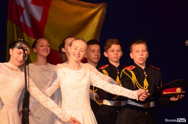 Як у Луцьку колишнім школярам вручали медалі. ФОТО