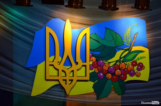 Як у Луцьку колишнім школярам вручали медалі. ФОТО