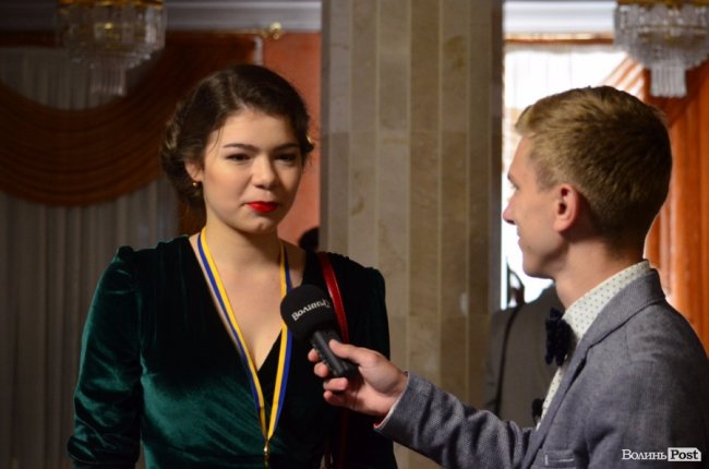 Як у Луцьку колишнім школярам вручали медалі. ФОТО