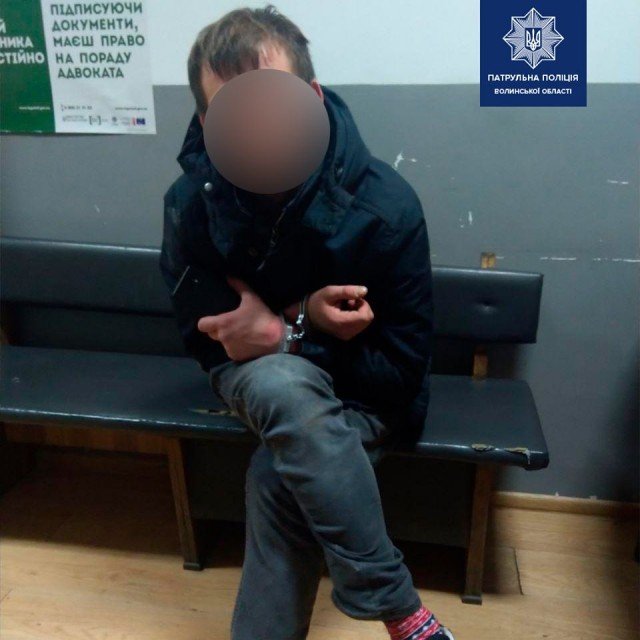 У Луцьку затримали хулігана, який стрибав на даху авто. ФОТО