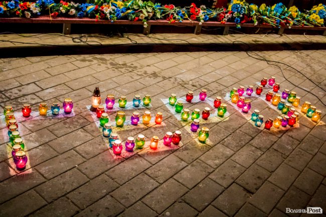 Квіти, сльози і свічки: у День Гідності та Свободи лучани вшанували пам'ять полеглих