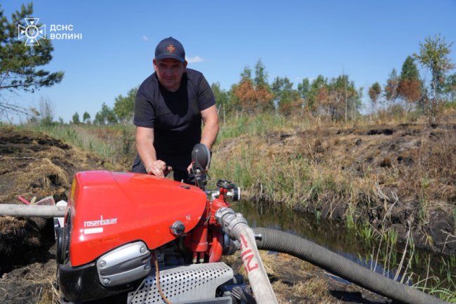 На Волині понад тиждень гасять пожежу на торфовищі. ФОТО