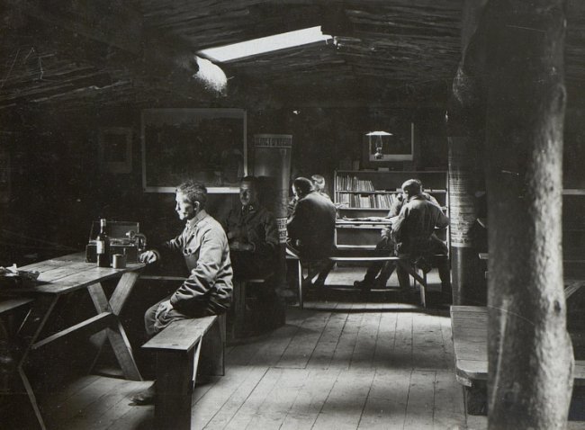 Солдати австрійської армії відпочивають в барі, Ковель