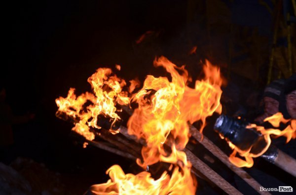 Вогонь та пам'ять: Маневичами пройшла смолоскипна хода на честь Героя