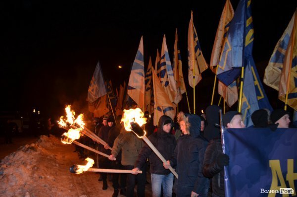 Вогонь та пам'ять: Маневичами пройшла смолоскипна хода на честь Героя