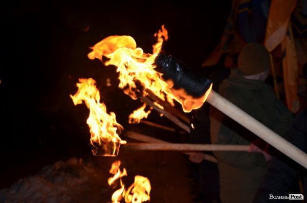 Вогонь та пам'ять: Маневичами пройшла смолоскипна хода на честь Героя