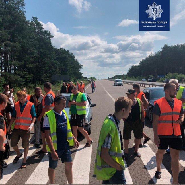 Перекриття траси «Київ-Ковель-Ягодин»: пропускають маршрутки, автобуси та авто з дітьми. ВІДЕО