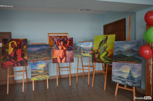 «Надихає саме життя»: у Луцьку відкрили яскраву виставку картин. ФОТО