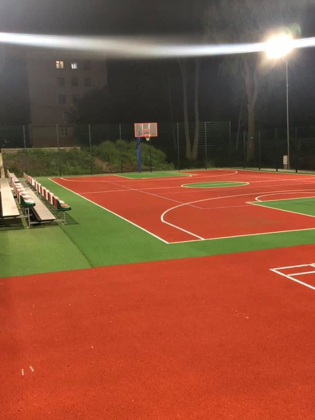 У Луцьку встановили освітлення на баскетбольному майданчику біля парку. ФОТО