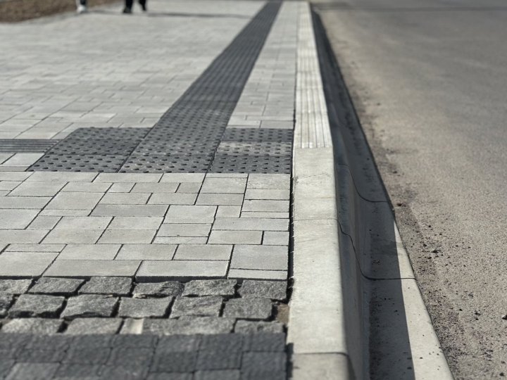 На вулиці Конякіна у Луцьку облаштувати перший кассельський бордюр: у чому його перевага