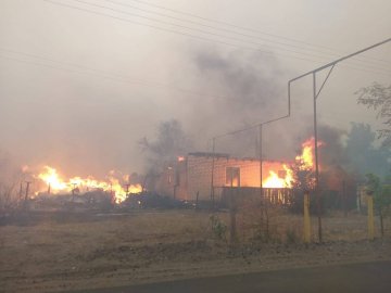Масштабні пожежі на Луганщині: людей евакуйовують, горять житлові будинки. ФОТО