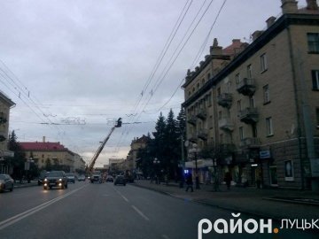 У Луцьку почали монтувати святкову ілюмінацію