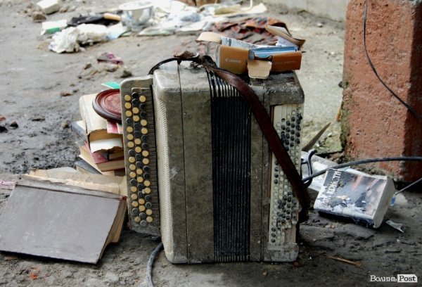 «Шукаємо свої речі серед сміття», – мешканці зруйнованих квартир