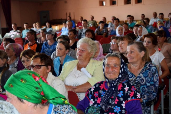 «Збудуєте школу – назвемо на вашу честь!» – жителі Шацького району зустрічали Степана Івахіва*