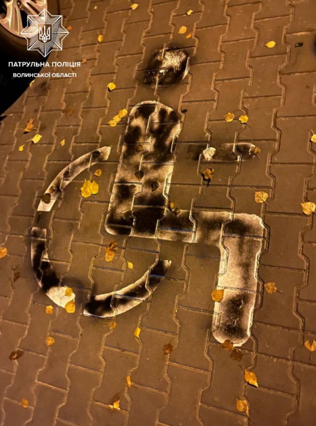 У Луцьку жінка хотіла замалювати паркувальне місце для осіб з інвалідністю