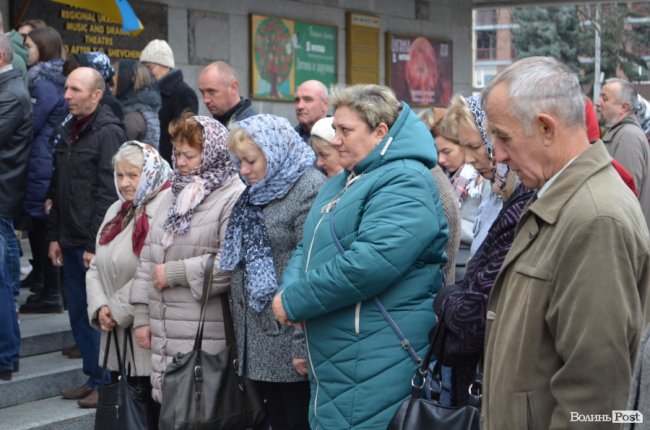 «Він захищав не лише свою сім‘ю»: у Луцьку попрощалися з Героєм. ФОТОРЕПОРТАЖ