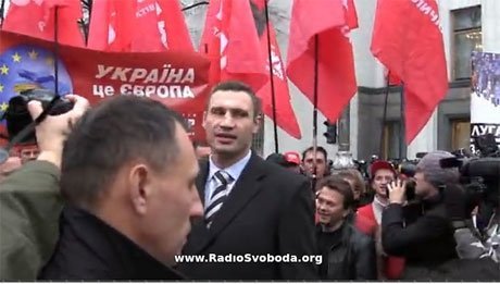 Під Верховною Радою збирається опозиція. ФОТО