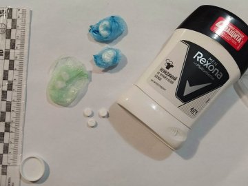 У колонію на Волині передали невідомі пігулки у дезодоранті. ФОТО