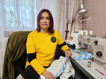 Лучанки зі «Швейної роти» виготовляють спеціальний одяг для поранених воїнів. ФОТО, ВІДЕО