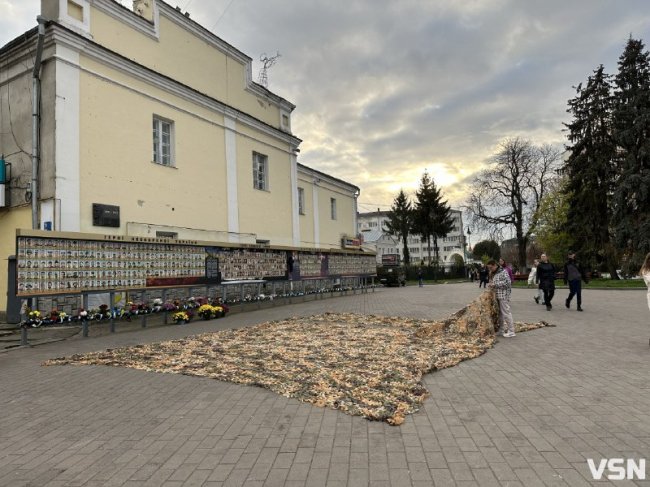 77 замовлень від військових: лучан кличуть плести маскувальні сітки для ЗСУ