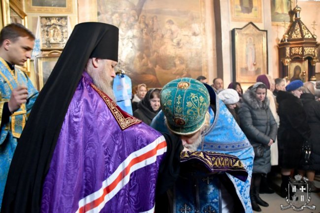Очільник УПЦ (МП) Нафанаїл відправив святкову службу у луцькому храмі. ФОТО