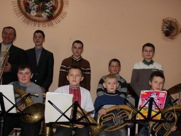 На Волині шкільному духовому оркестру купили інструменти
