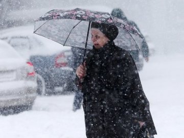 Завтра Україну накриє зливами та снігом