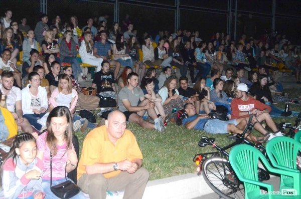 Луцькі кіномани дивилися фільм під зорями. ФОТО 